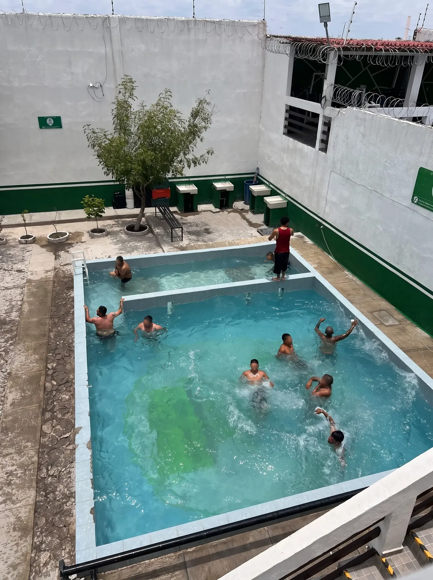 Pacientes en dinámicas recreativas y acuáticas supervisadas en la alberca de Casa Consuelo.