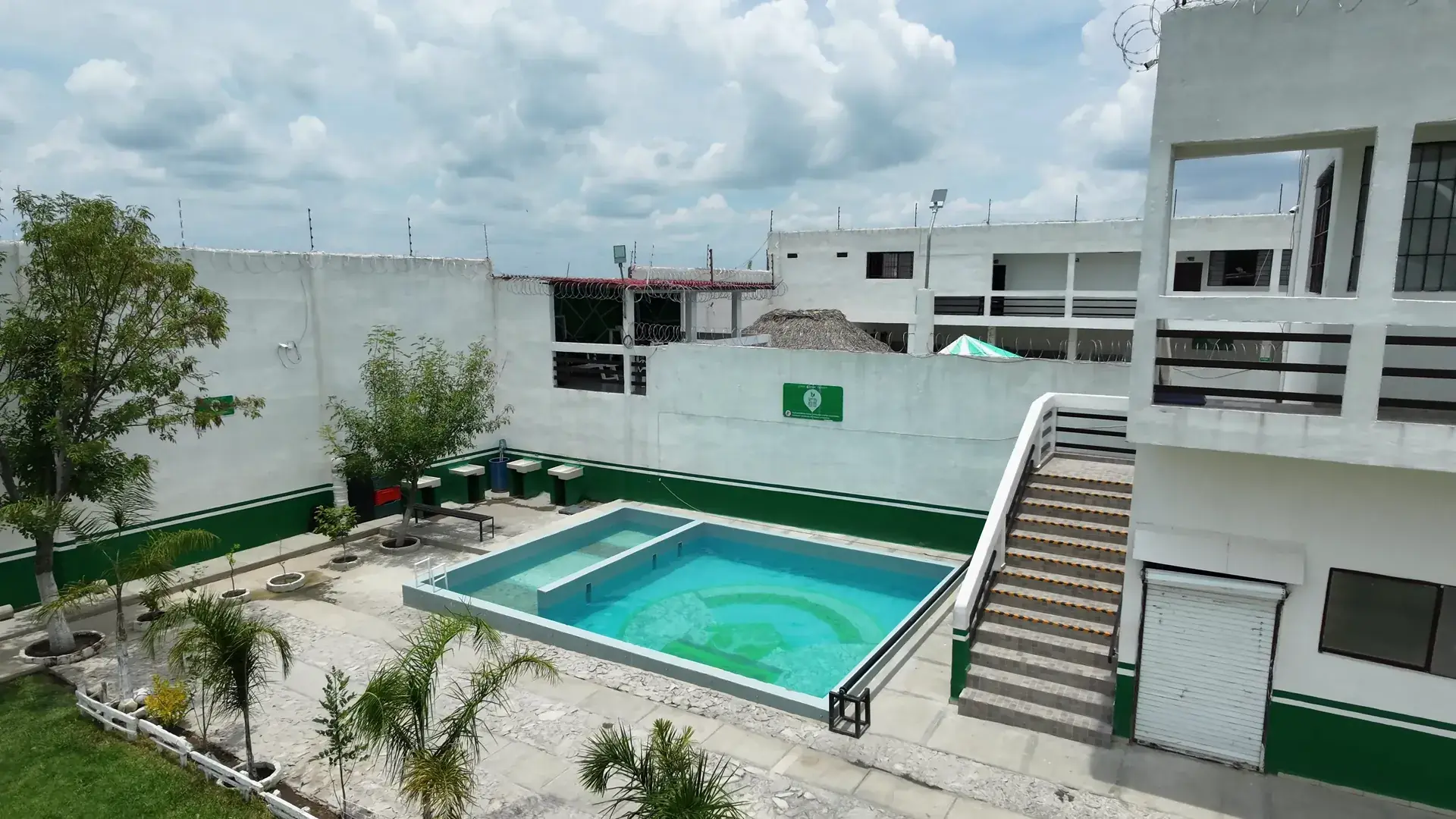 Área recreativa con alberca y terraza de descanso en Casa Consuelo Aguascalientes.