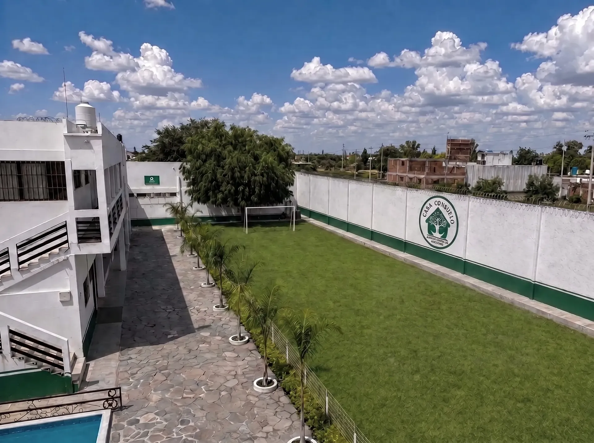 Áreas verdes y jardines exteriores para caminatas y terapias en centro de internamiento.
