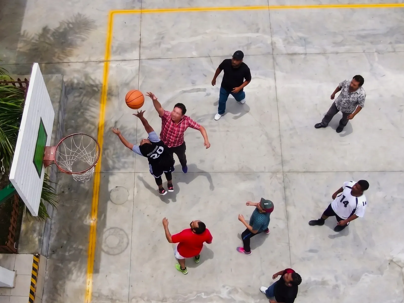 Cancha de baloncesto al aire libre en las instalaciones recreativas de Casa Consuelo.