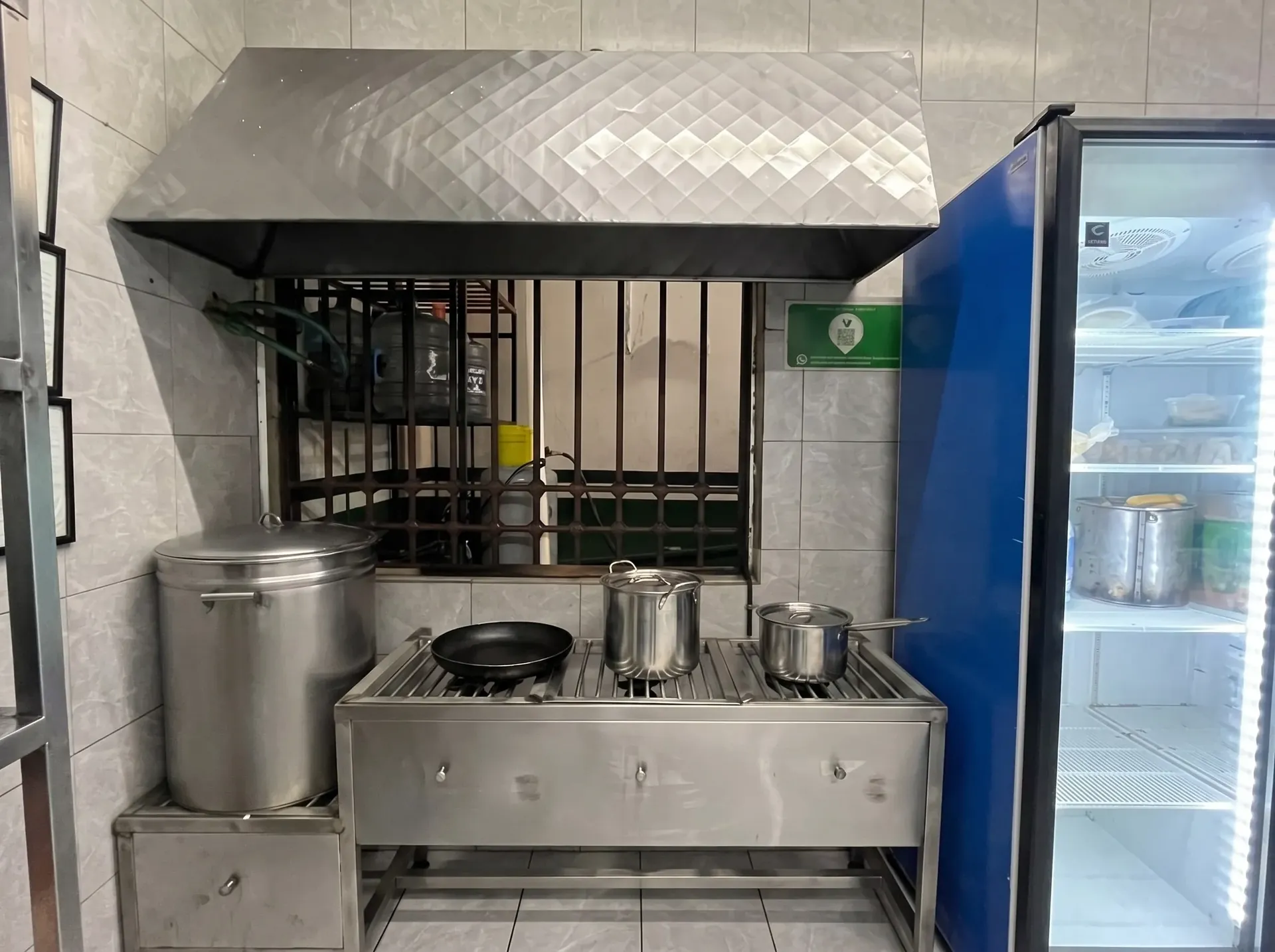 Cocina en acero inoxidable para preparación higiénica de menús balanceados en Casa Consuelo.