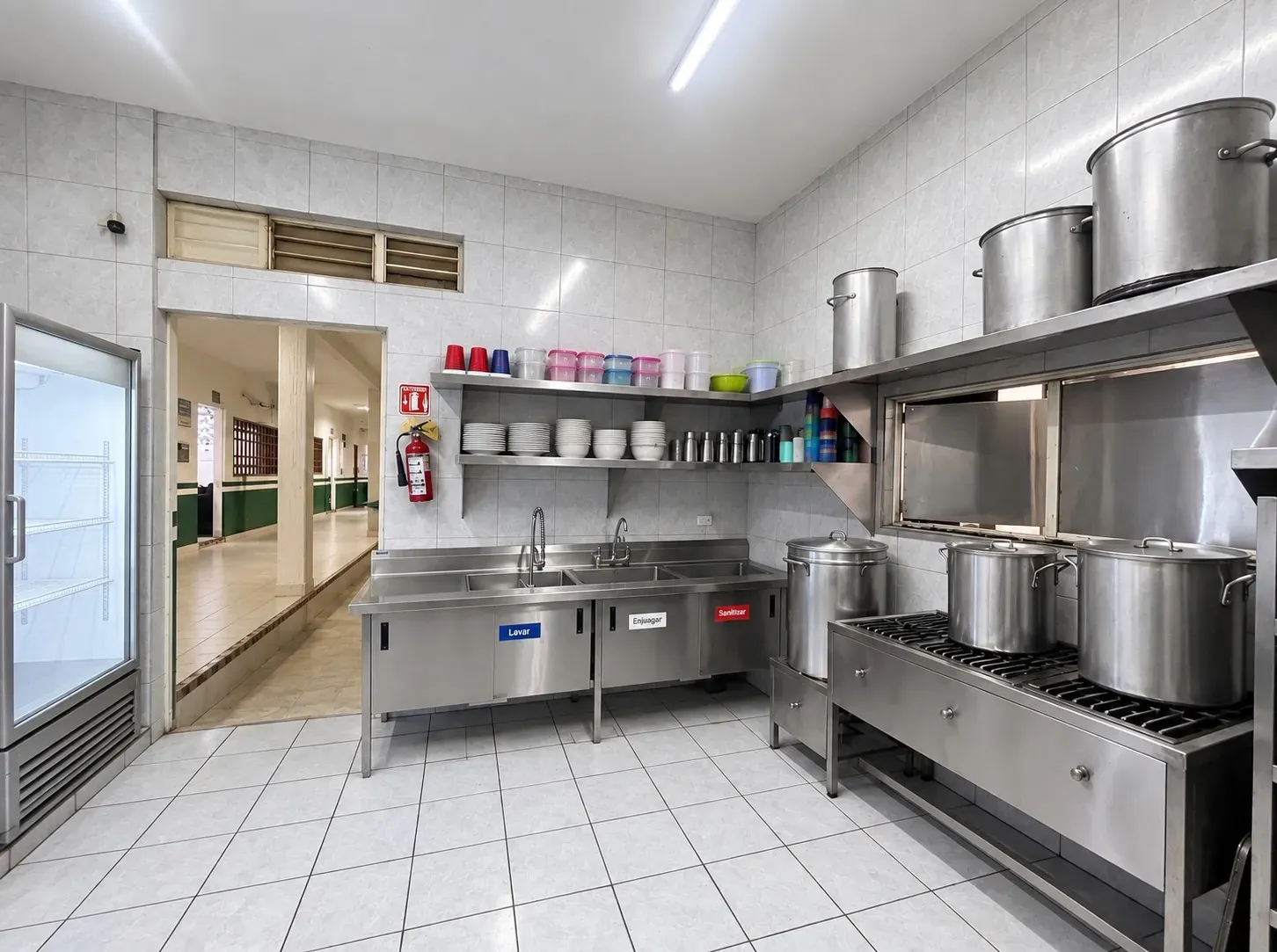 Cocina equipada para preparación higiénica de alimentos y nutrición en clínica de adicciones en Aguascalientes.