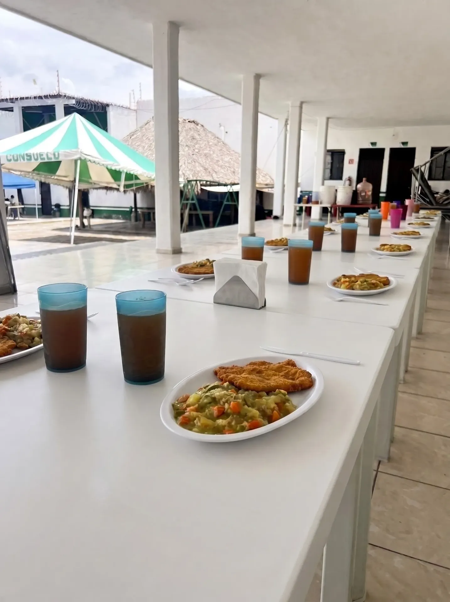 Comedor amplio y limpio con servicio diario de alimentos para pacientes en recuperación.