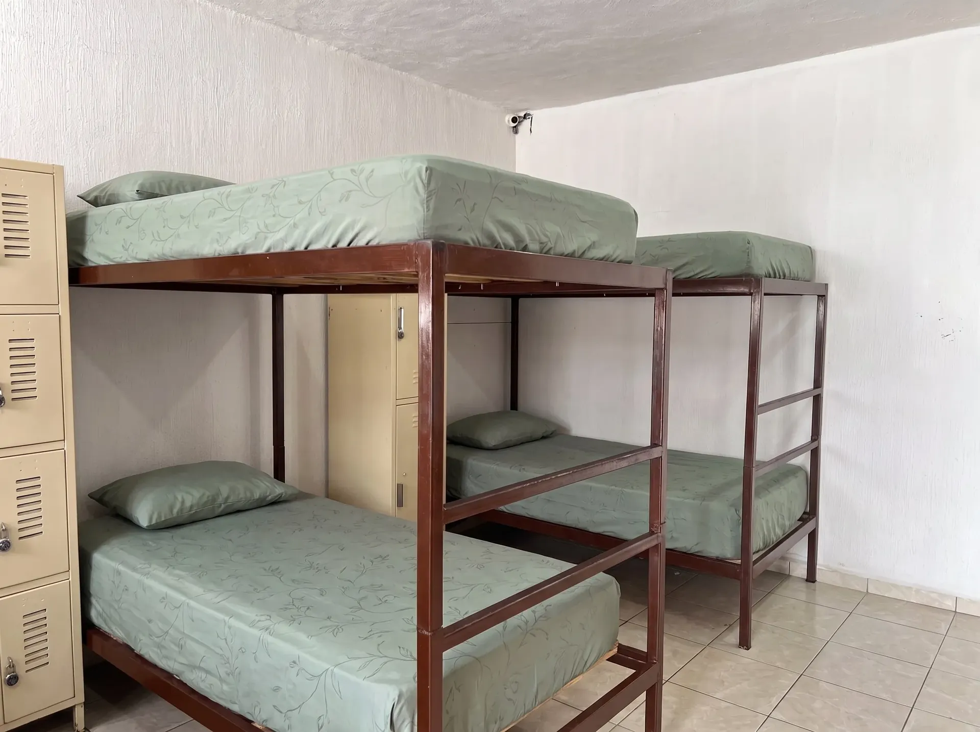 Habitación residencial limpia y ventilada para el descanso de pacientes en recuperación.