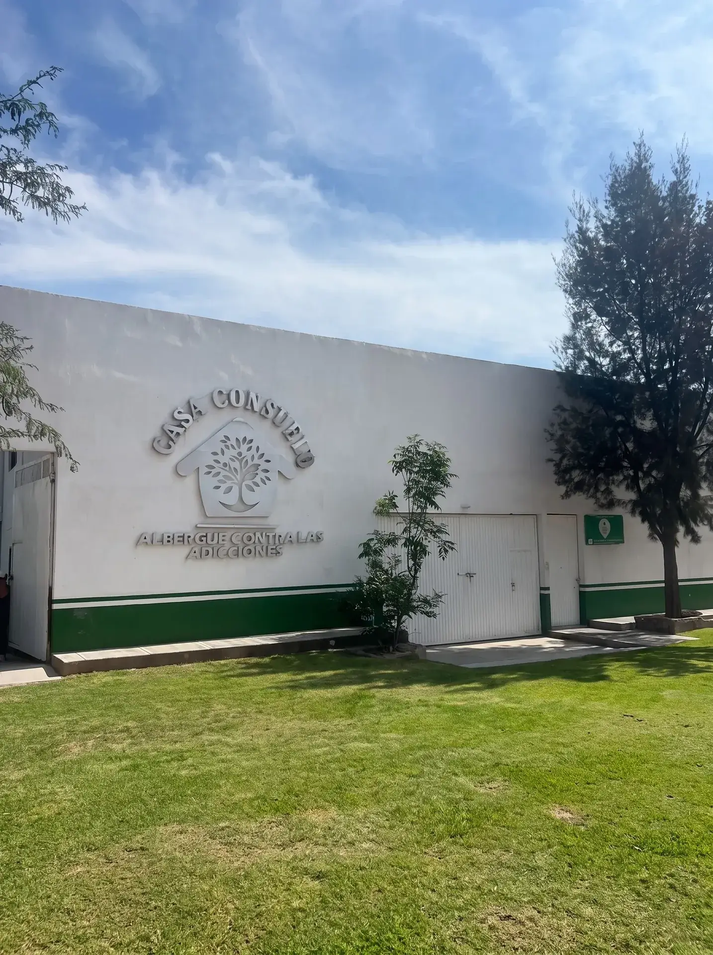Fachada principal y acceso formal a las instalaciones de Casa Consuelo en Aguascalientes.
