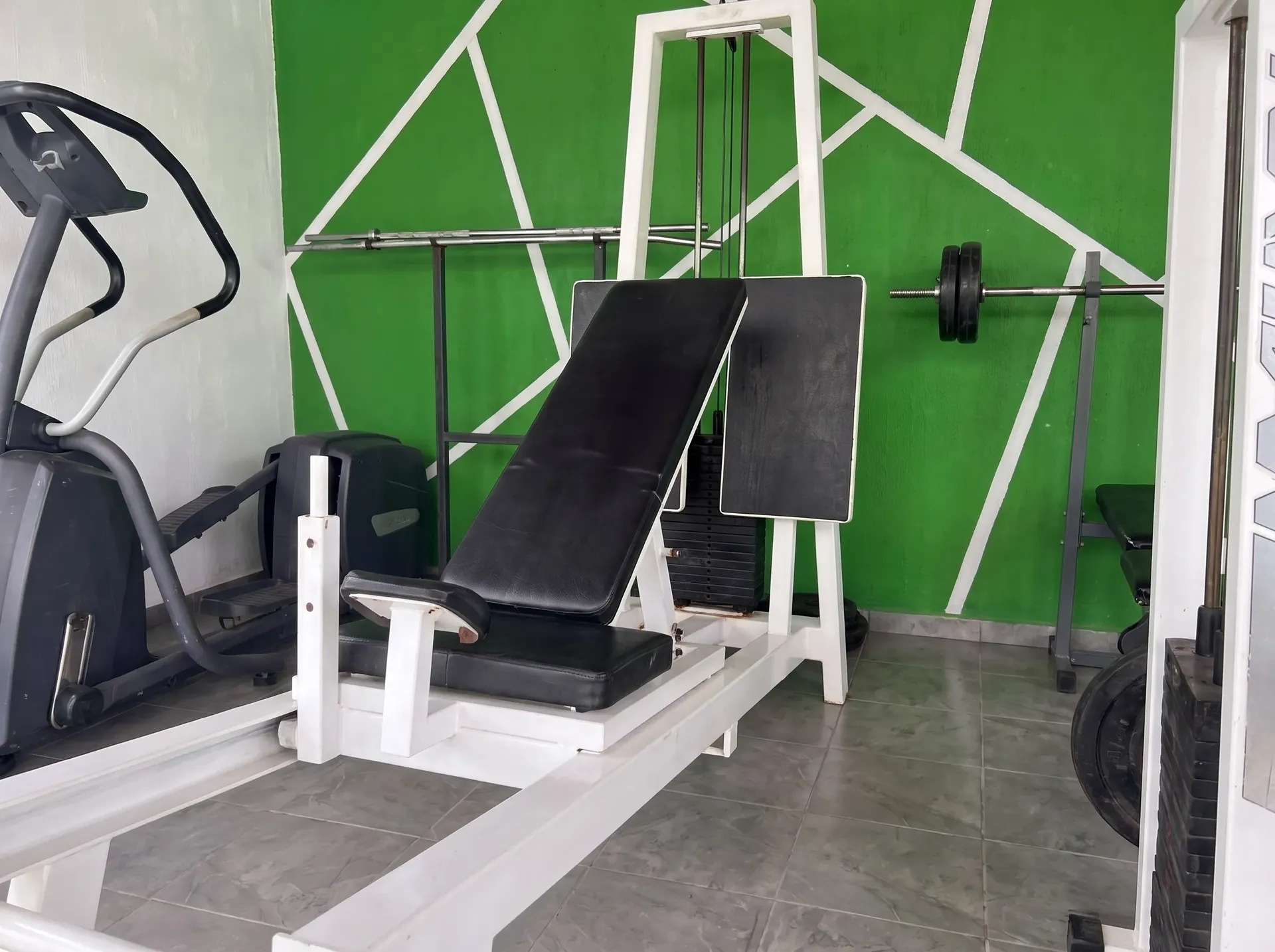Gimnasio equipado con aparatos de pesas y cardio en Casa Consuelo Aguascalientes.