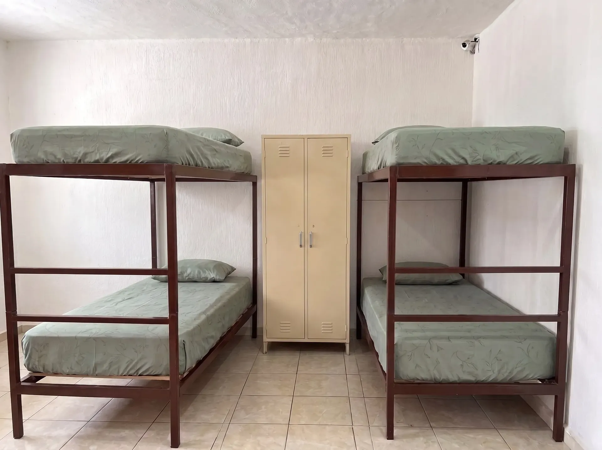Cuarto compartido con literas y closets individuales en Casa Consuelo Aguascalientes.
