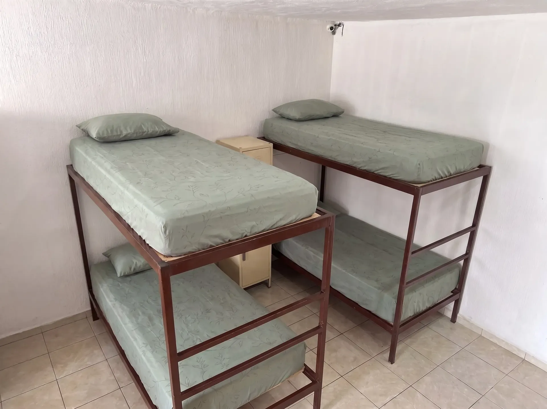 Espacio de internamiento higiénico y digno para pacientes en clínica de adicciones.
