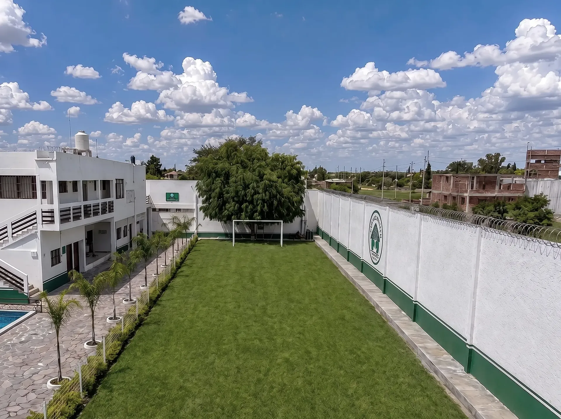 Jardines cuidados que brindan un entorno sereno y natural en clínica de adicciones.