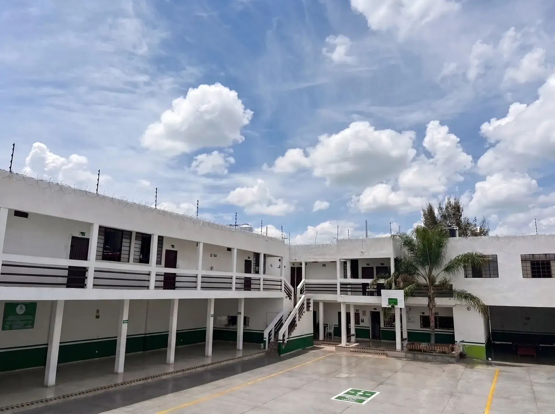 Patio central amplio y seguro para libre tránsito de pacientes en Casa Consuelo Aguascalientes.