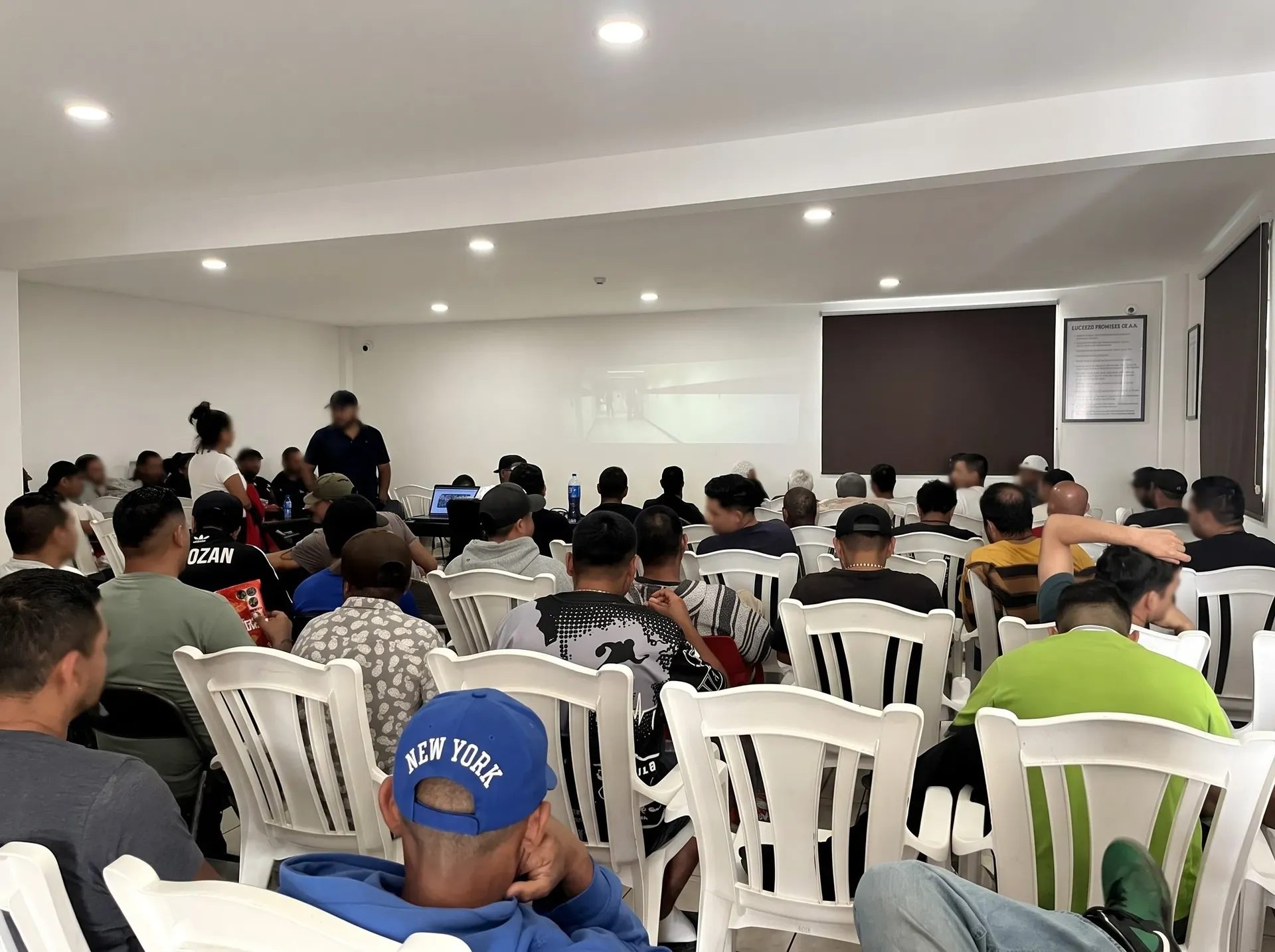 Sala multiusos para talleres de prevención de recaídas y conferencias en Casa Consuelo.