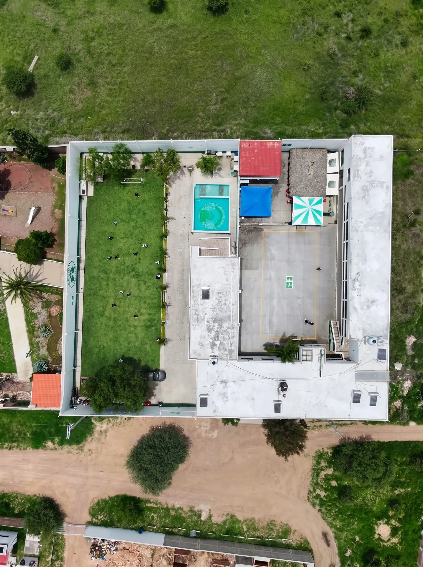 Toma cenital de la distribución de áreas deportivas, alberca y dormitorios del internamiento.